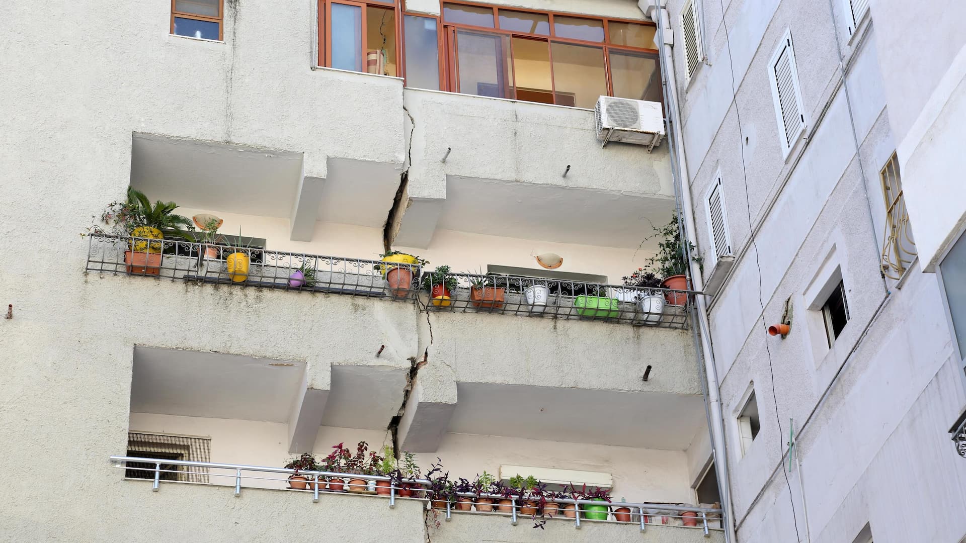 Crepa in un condominio danneggiato da un terremoto. Condominio da ristrutturare Crepa in un condominio danneggiato da un terremoto. Condominio da ristrutturare